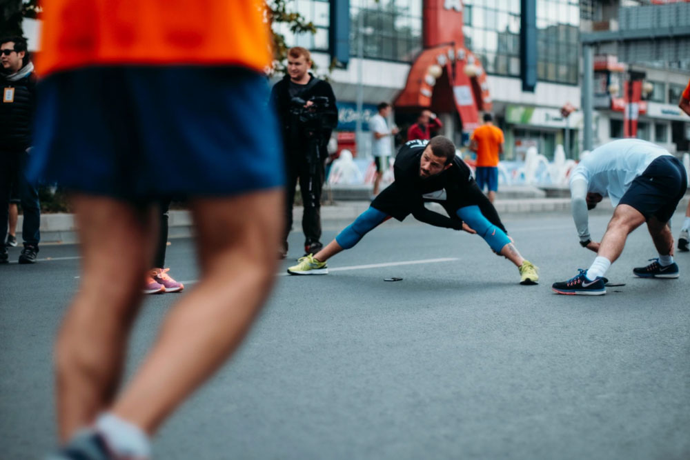 Läuferin beim Aufwärmen vor dem Lauf