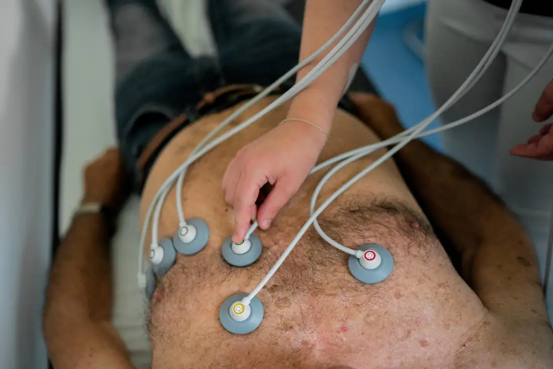 Anlegen der EKG-Elektroden bei der Abklärung