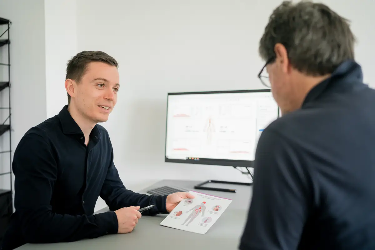 Arzt bespricht den Befund gemeinsam mit einem Patienten
